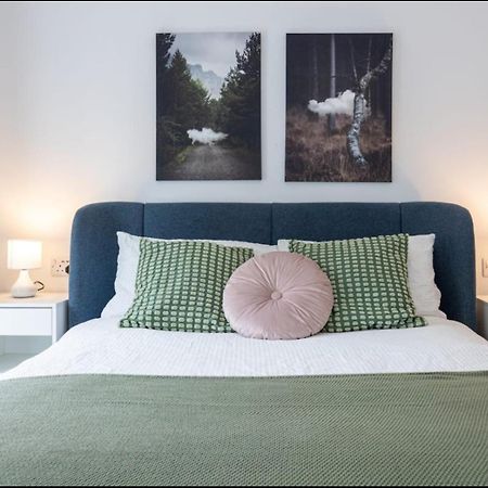 מנצ'סטר Elegance Retreat - 2 Bed Holiday Home With Parking מראה חיצוני תמונה