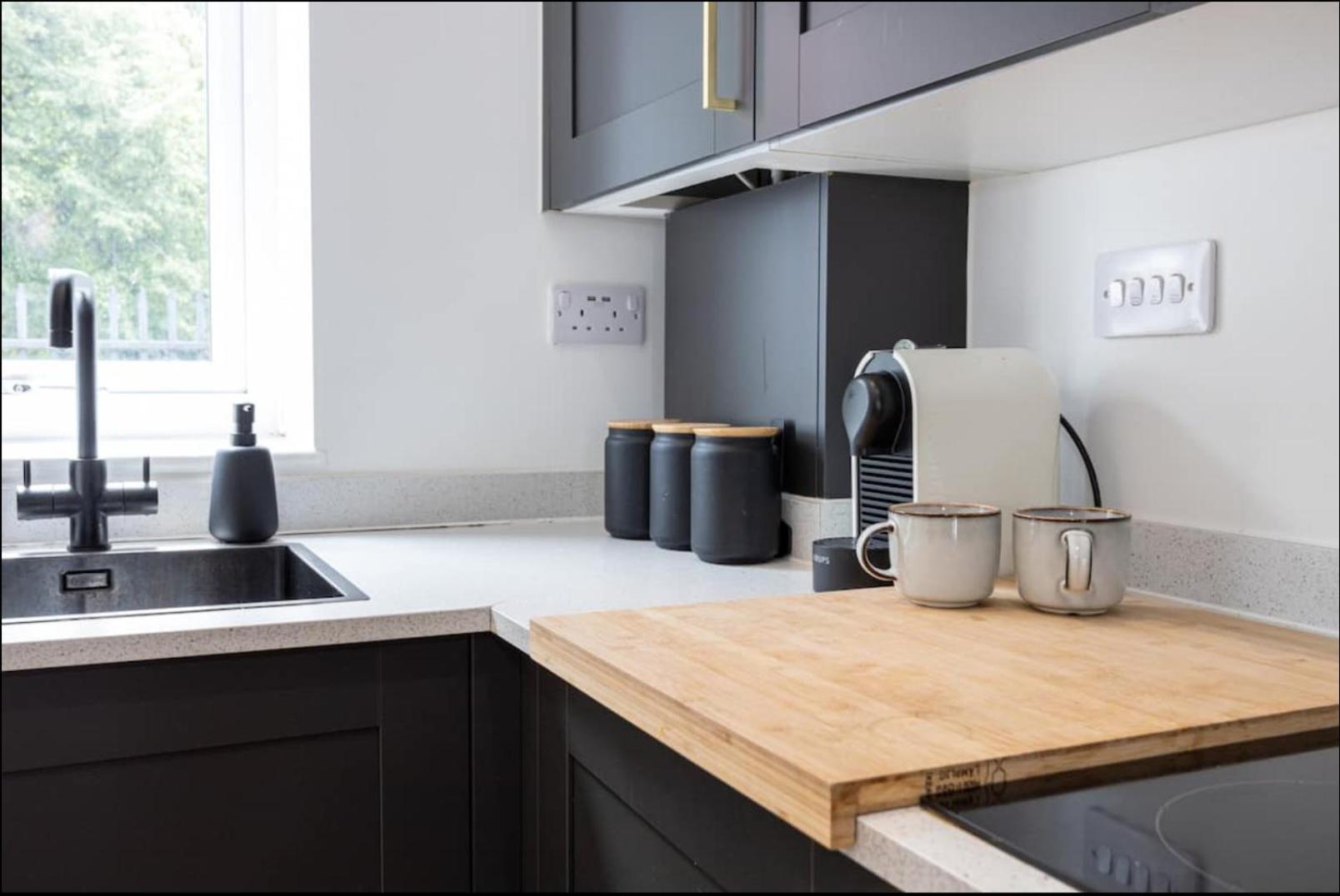 מנצ'סטר Elegance Retreat - 2 Bed Holiday Home With Parking מראה חיצוני תמונה